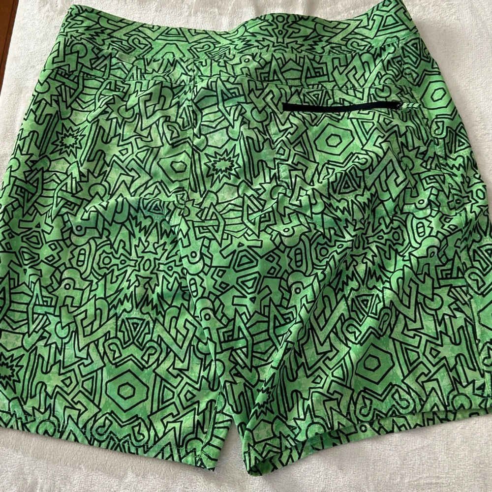 Under Armour Heat Gear Loose Fit Green and Black Pattern Board Shorts, Size 38